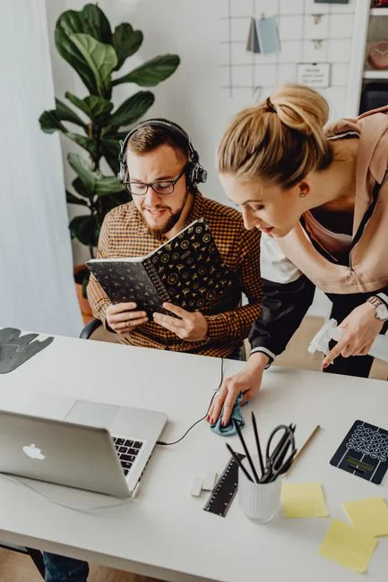 Un espace de travail moderne présentant un ordinateur portable, une tablette et des smartphones, parfait pour les activités technologiques et le travail indépendant.